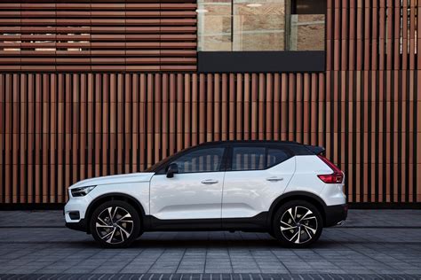 New Volvo XC40 T5 R-Design Crystal White Exterior Design - Volvo Cars ...