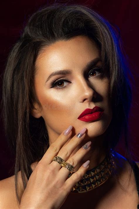 Brunette Girl With Long And Shiny Curly Hair Beautiful Model With Smile Stockbild Bild Von