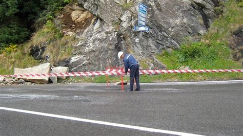 Valle Spluga Precipita Un Grosso Masso Sulla Provinciale Per Isola