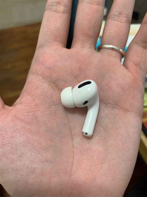 Airpods Pro Gen 1 Right Ear Only Audio Earphones On Carousell