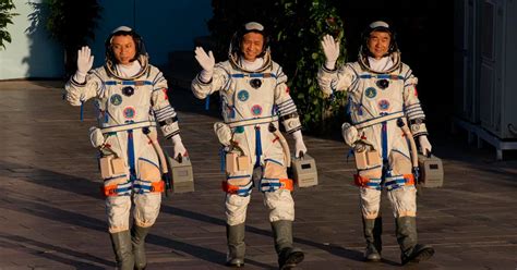 Despega Con éxito La Nave Que Llevará A Tres Astronautas Chinos Al