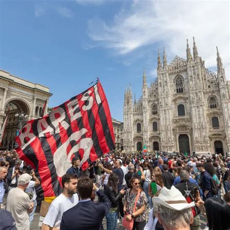 MILANO Folla In Duomo E In Piazza Per Lultimo Saluto A Silvio