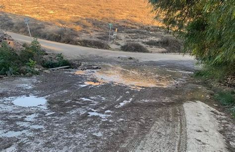 Aguas negras inundan camino turístico en Mineral de Pozos vecinos