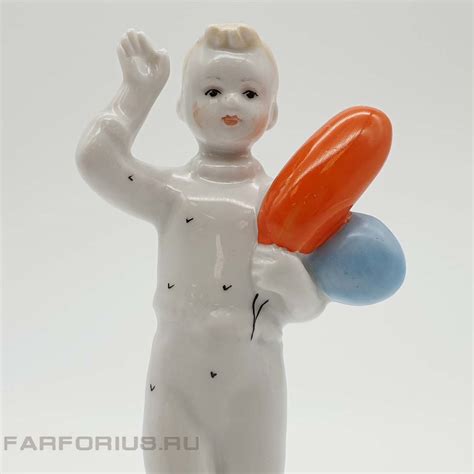 Фарфоровая статуэтка "Мальчик с шариками", на парад, лфз, счастливое детсво