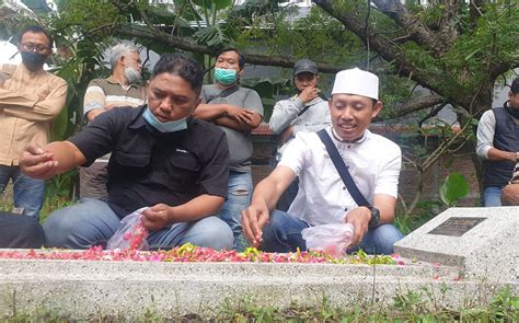 Peringati HPN 2022 KWG Ziarah Ke Makam Bung Dahril BANGSAONLINE