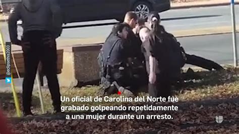 Graban a policía golpeando a mujer durante arresto Video Univision