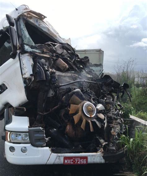 Caminh O Em Alta Velocidade Tomba Na Descida Da Serra Das Russas E