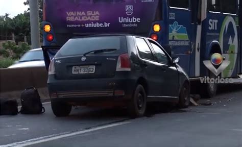 Carro colide na traseira de ônibus do transporte público na BR 050 em