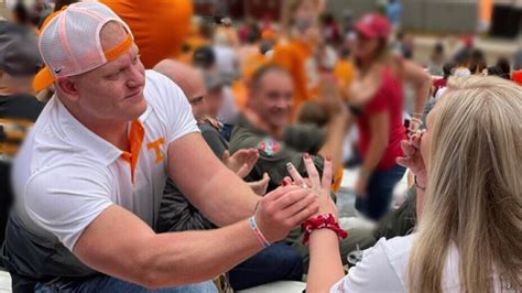 Tennessee Vols Fan Asks Alabama Fan To Marry Him During Rivalry Game