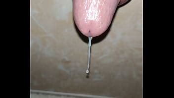 Ordeñando un consolador de próstata en el baño XVIDEOS