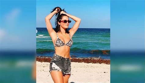 Lali Espósito se luce en las playas de Miami con bikini animal print