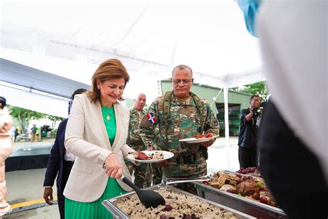 Cerca de 1 000 militares almuerzan con la vicepresidenta Raquel Peña en