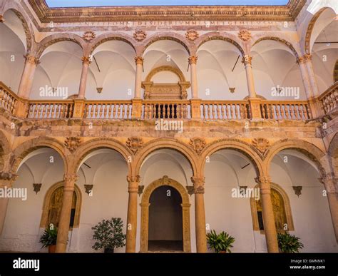 Arcos Del Patio Interior Del Castillo De La Calahorra Construido