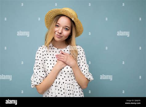 Photo de jeune positive heureuse belle blonde femme avec des émotions sincères portant la robe d