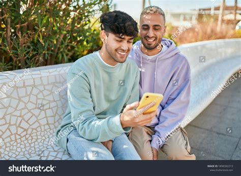 imágenes de Celular gay Imágenes fotos y vectores de stock Shutterstock