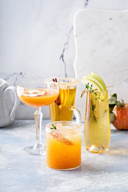 Variedad de cócteles o mocktails de otoño hechos con sidra de manzana