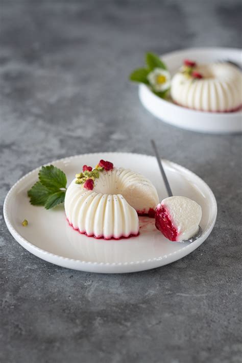 La panna cotta con gelée di lamponi è un dessert semplice ma d effetto