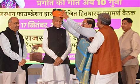 Mission 2030 Rajasthan Cm Ashok Gehlot Interacts With Migrant