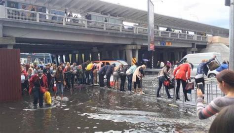 Реконструюють каналізацію, яка вже 40 років "топить" метро Лівобережна