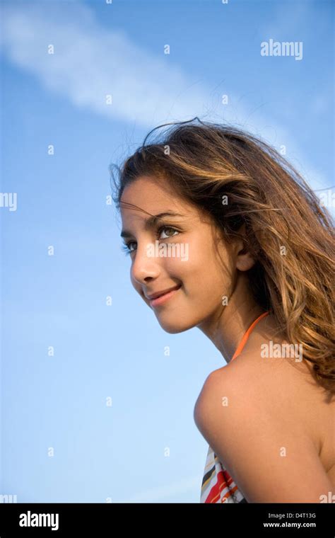 Porträt von Teenager Mädchen mit Bikini am Strand Stockfotografie Alamy