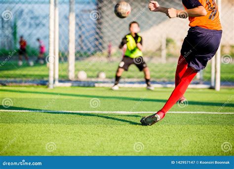 De Voetballer Loopt Om Bal Bij Strafschop Aan Doel Met Onscherpe