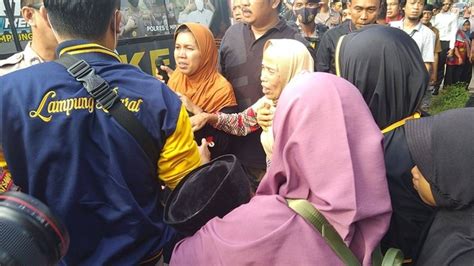 Tangis Histeris Sang Ibu Saat Jenazah Aipda Ahmad Karnain Sampai Di