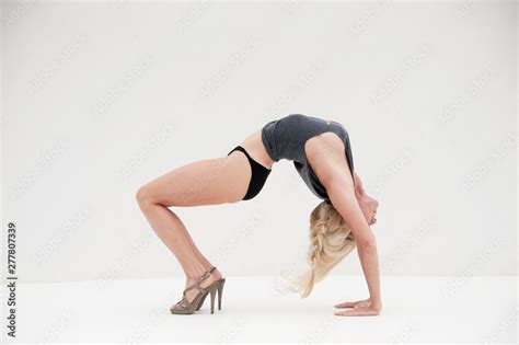 Foto De Sexy Adult Woman In Bow Yoga Pose Variation Wearing High Heels Bikini Bottoms And A