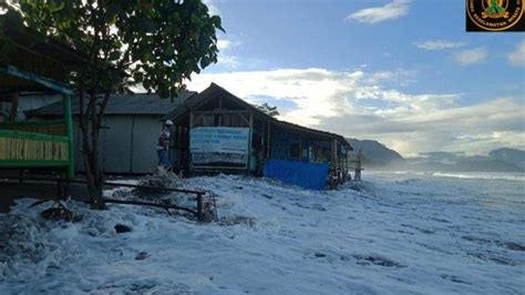 BREAKING NEWS Gelombang Pasang Landa Beberapa Pantai Di Palabuhanratu