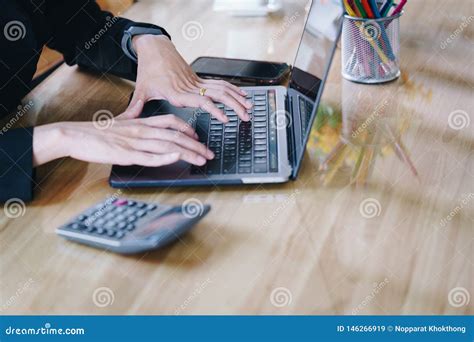 Manos De La Mujer De Negocios Que Mecanograf An En El Teclado Del