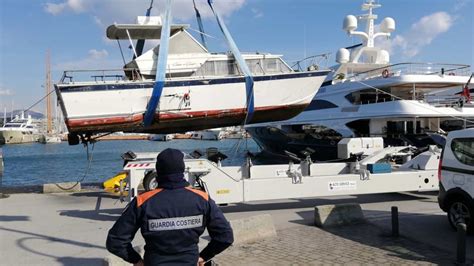 Marina Di Sestri Barca Affonda Recuperata Dalla Capitaneria