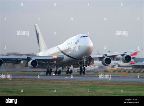 Pakistan International Airlines PIA Boeing 747 Landing At London