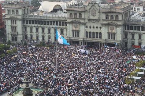 Miles de guatemaltecos se unen en paro nacional para desconocer a Pérez