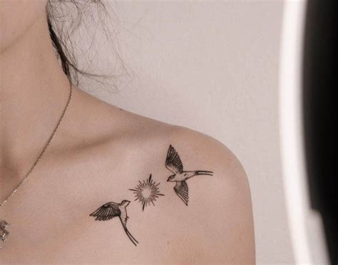 L L Gance Des Tatouages Sur Les Paules Des Femmes