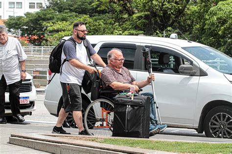 Guilherme Arantes Desembarca Em SP E Se Locomove Em Cadeira De Rodas