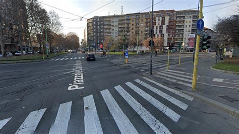 Milano Si Schianta Contro Un Tram E Lo Fa Deragliare A Maciachini