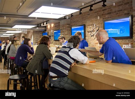 Genius Bar - Apple Store - Covent Garden - London Stock Photo - Alamy