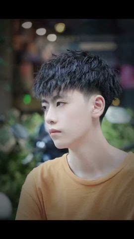 Trend thời trang nam tóc nam uốn ruffled kiểu tóc hot nhất năm 2024