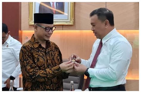 Berhasil Tangani Masalah Umrah Dan Haji Furoda Kemenag Hadiahkan Pin