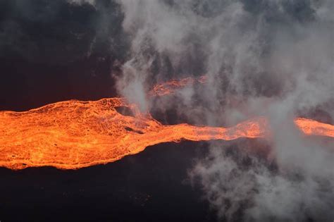 熔岩流淌！夏威夷冒纳罗亚火山喷发 搜狐大视野 搜狐新闻