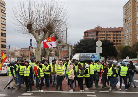 Decenas De Agricultores Protestan En La Guardia Civil De Burgos En