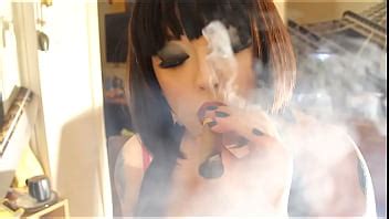 Bbw la señora tina snua fuma un cigarro mostrando escote XVIDEOS