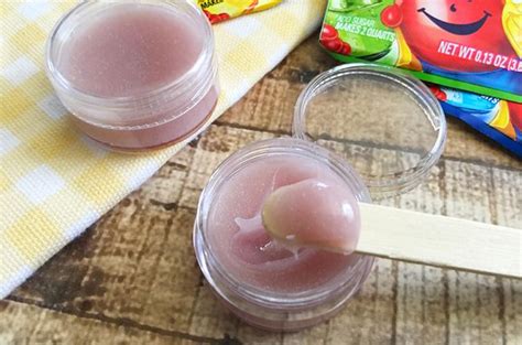 2 Ingredient Diy Lip Balm Recipe Diy Lip Balm Diy Lips The Balm