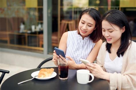 Premium Photo Two Female Friends Meeting At A Coffee Shop