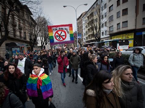 Colectivos Lgtbi De Pamplona Se Manifiestan Ante Los Recortes