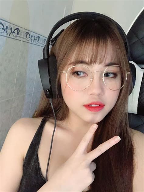 Nữ streamer Lai Lai bạn gái Rambo lộ ảnh chat SEX cùng đại gia