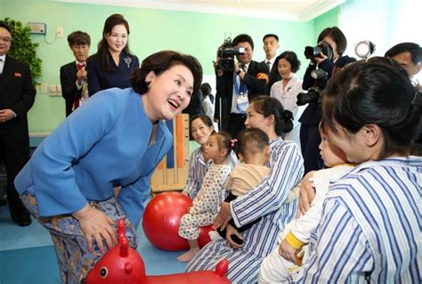 【韩朝首脑会谈】金正淑，李雪主女士 跟唱着歌曲“我们是一体”互相耳语 政治·社会 韩民族日报