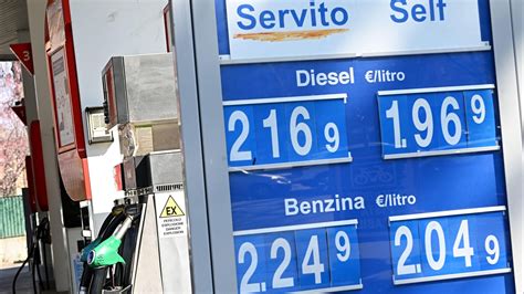 Carburanti Prezzi In Continua Ascesa Superati I Due Euro Al Litro Per