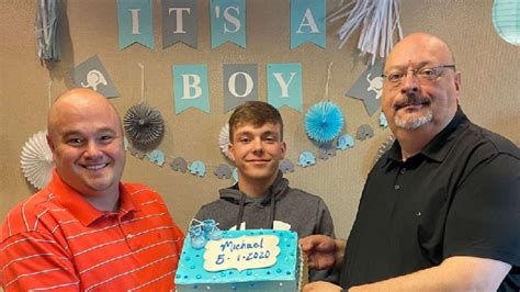 Casal gay adota adolescente que vivia há cinco anos em orfanato Pheeno