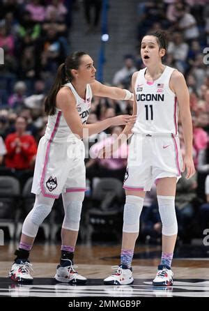 Uconn S Lou Lopez Senechal Shoots Past Marquette S Emily La