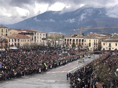 Folla Di Fedeli A Sulmona Per La Madonna Che Scappa Fuoriprogramma Con